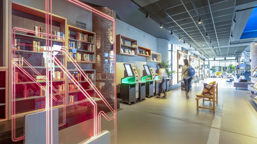 Una biblioteca moderna con prodotti per l'automazione bibliotecaria del nostro partner bibliotheca.