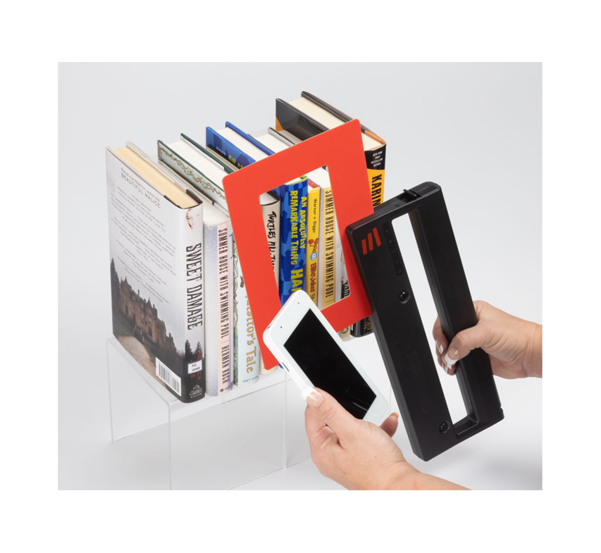 Come funziona il DLA Inventorywand: una persona tiene in una mano il lettore portatile e, nell'altra, il tablet per muoversi meglio tra gli scaffali di libri per ricerca e inventario.
