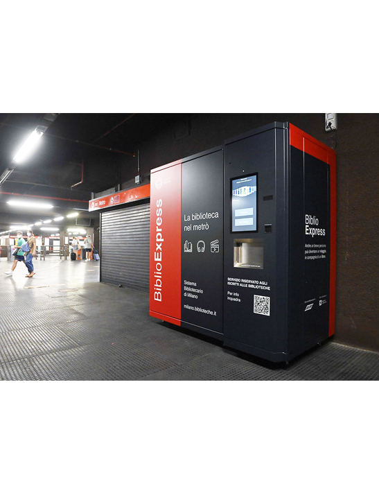 La Library 24h per la metropolitana del Comune di Milano, un distributore accessibile con grafiche personalizzabili.