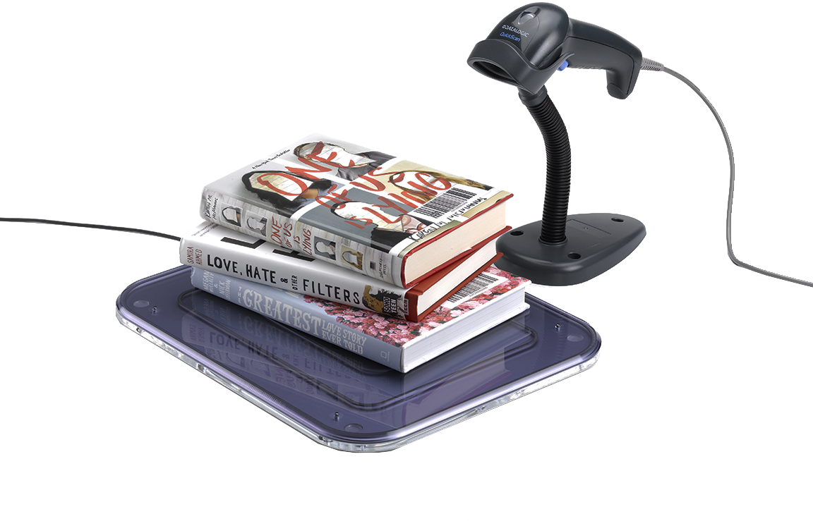 Uno dei nostri dispositivi Rfid per lo staff bibliotecario, una tavoletta arrotondata con antenna a cui sono appoggiati sopra tre libri e, accanto, un lettore barcorde.