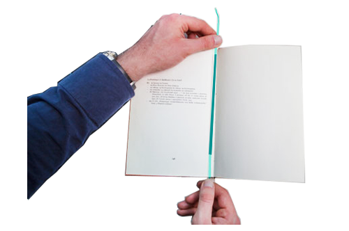 Una strip elettromagnetica posizionata all'interno di un libro tenuto in mano da un uomo è uno dei sistemi antitaccheggio em o ibrido.